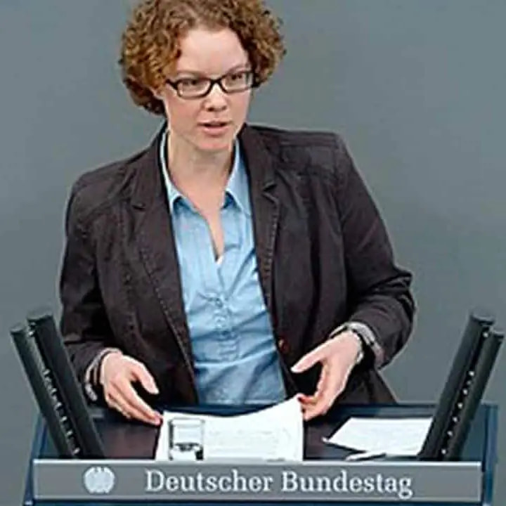 Julia Verlinden steht am Rednerpult im Deutschen Bundestag und hält eine Rede.