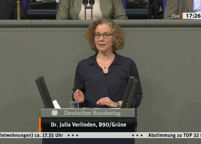 Julia Verlinden am Redepult im Deutschen Bundestag