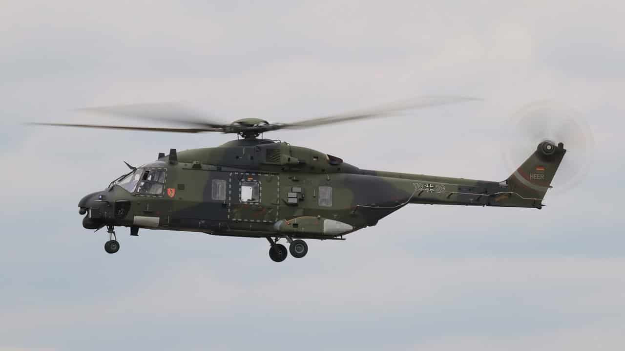 Militärhubschrauber in der Luft
