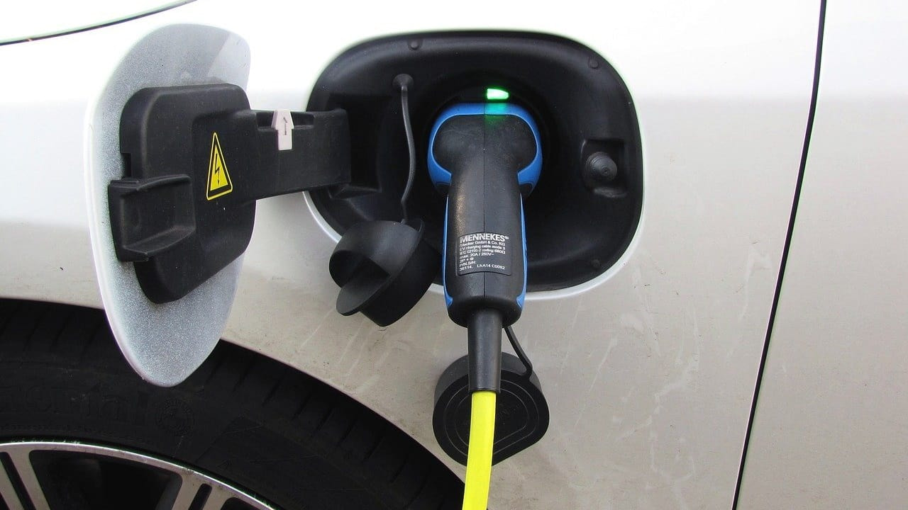 Ladestecker am Elektroauto