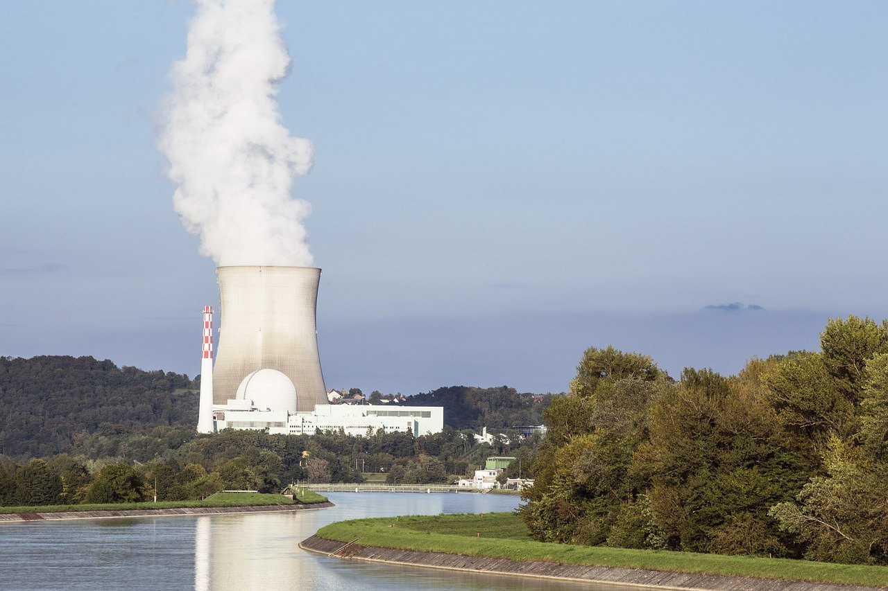 Atomkraftwerk an einer Flussbiegung
