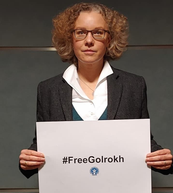 Julia Verlinden mit Schild FreeGolrokh