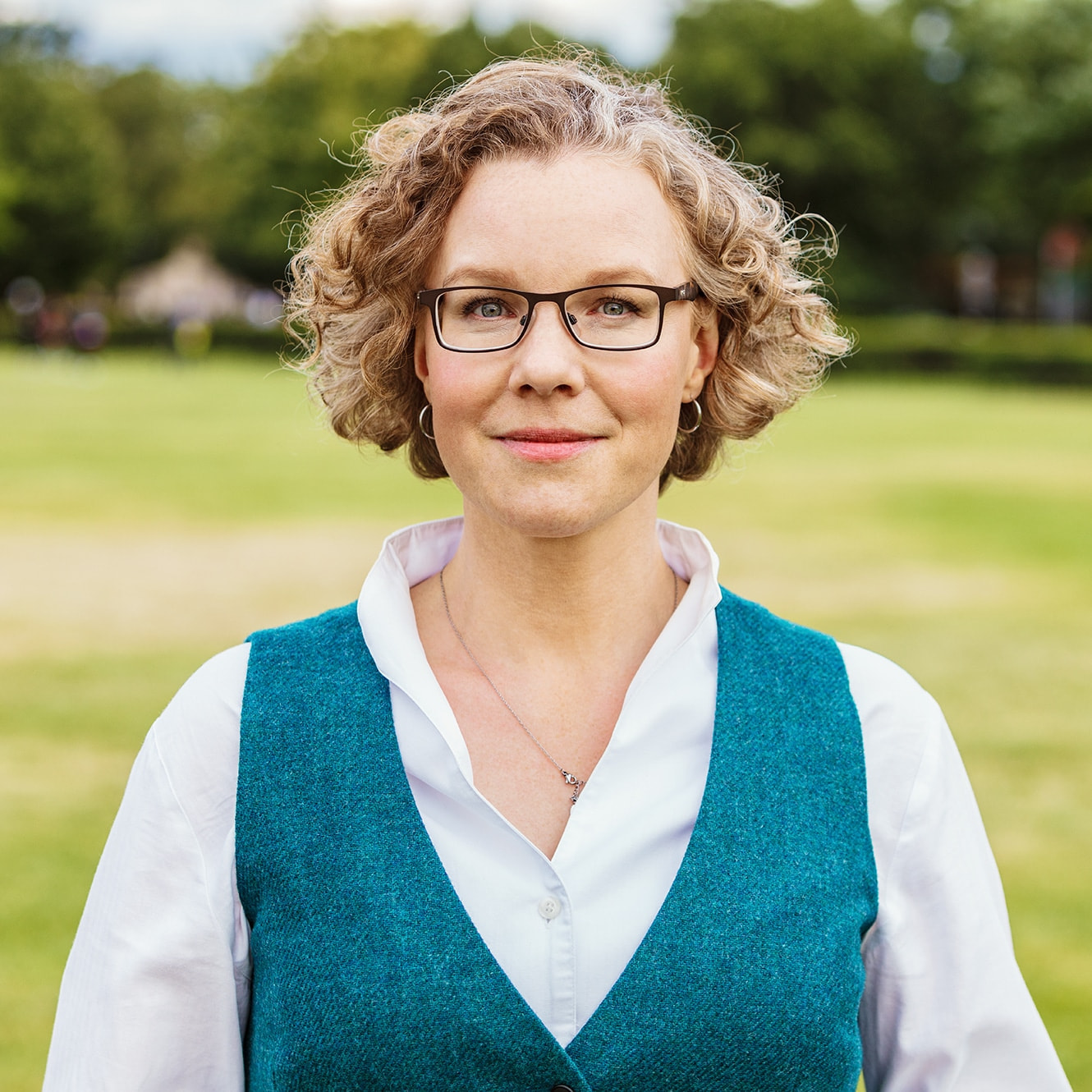 Julia-ernst-im-Gruenen-nah2_Vorschau-Pressedownload