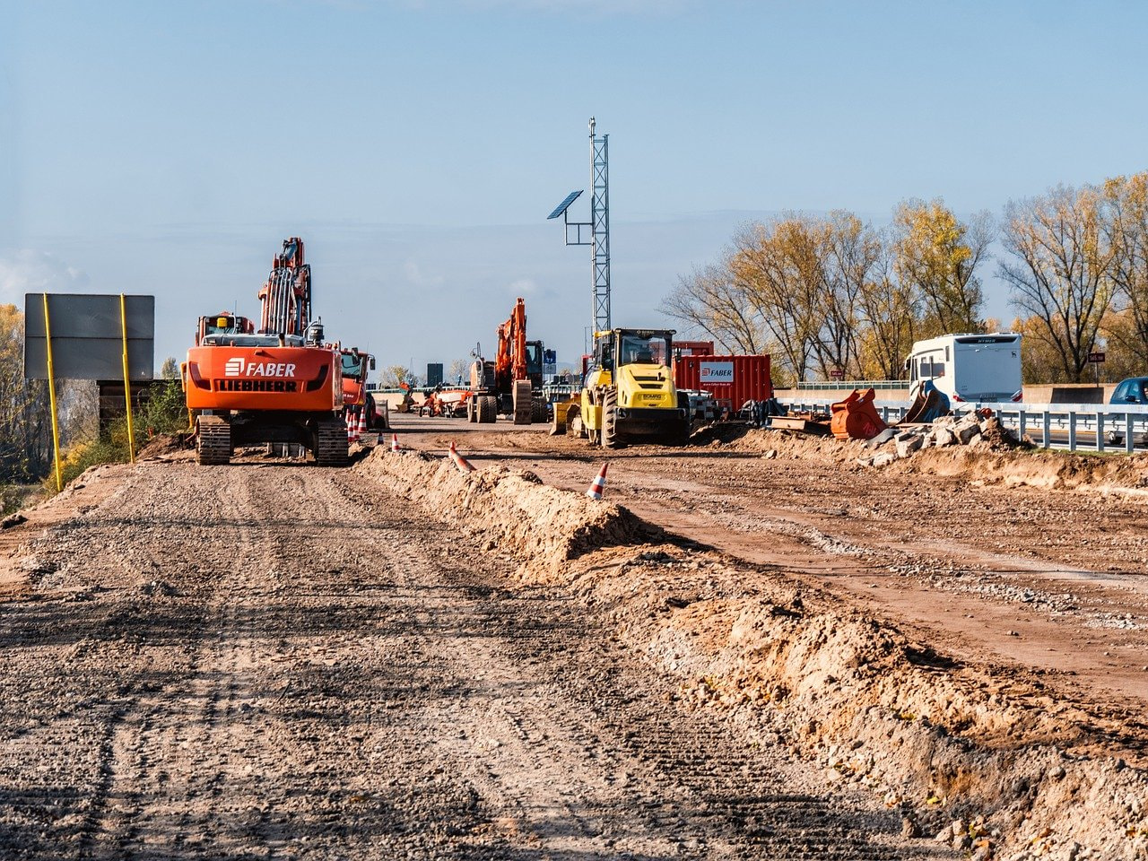 Baustelle mit Baggern und breitem Sandstreifen