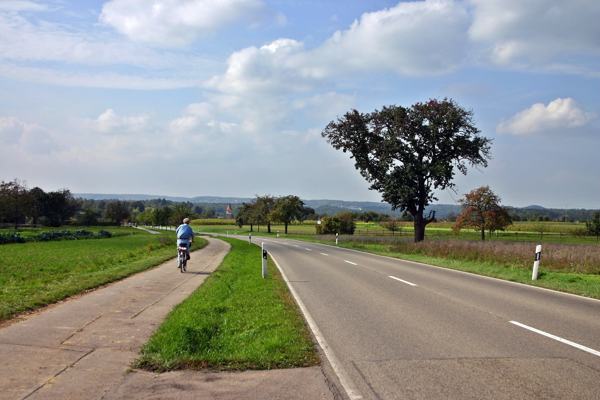 Radweg an einer Landstraße