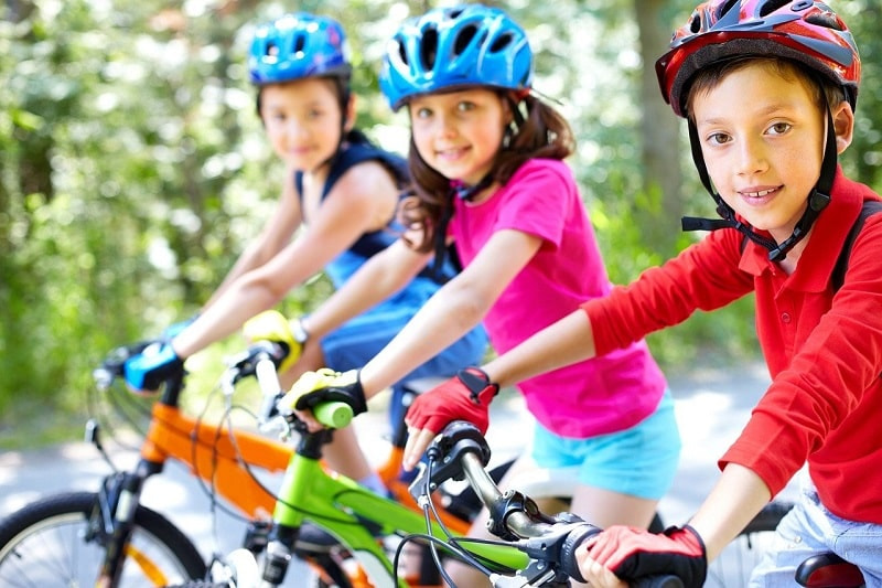 3 Kinder auf Fahrrädern