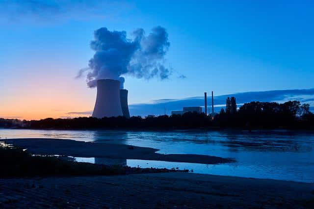 Akw-Kühltürme am Fluss in der Abenddämmerung am