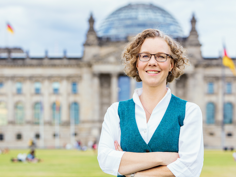Julia-verschrenkte-Arme-vor-Bundestag2_web